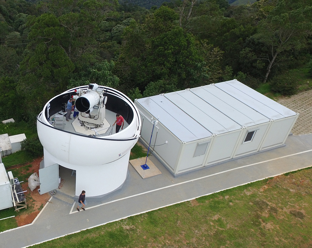Optoelectronic system of detection and measurement of space debris motion